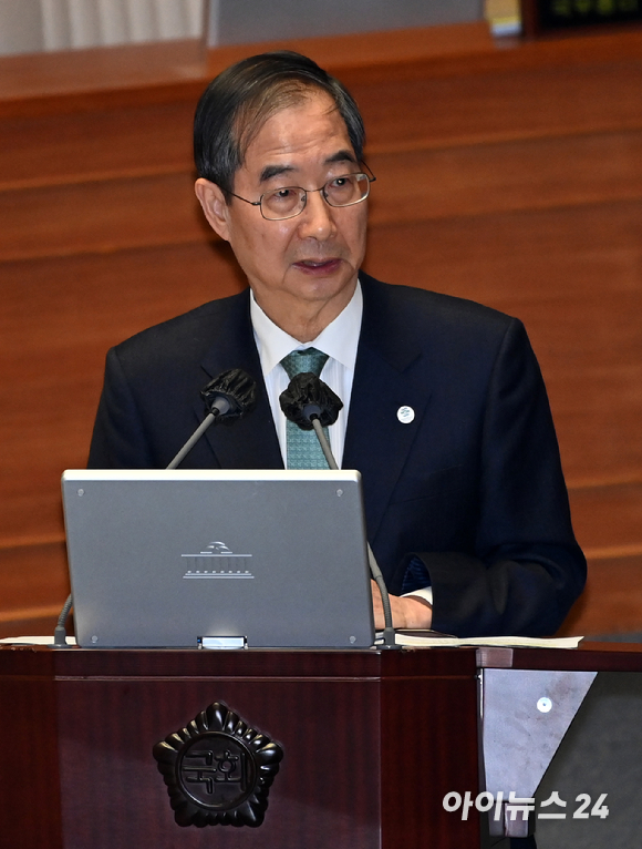 한덕수 국무총리가 4일 오후 서울 여의도 국회 본회의장에서 열린 경제 분야 대정부질문에서 의원 질의에 답하고 있다. [사진=김성진 기자]