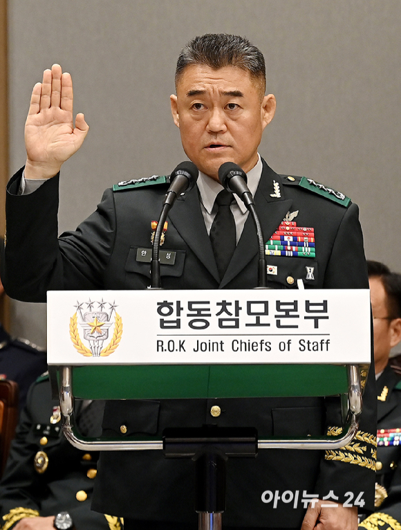 한기성 전 육군 제1군단장이 8일 오후 서울 용산구 국방부에서 열린 국회 국방위원회의 합동참모본부에 대한 국정감사에서 증인 선서를 하고 있다. [사진=곽영래 기자]