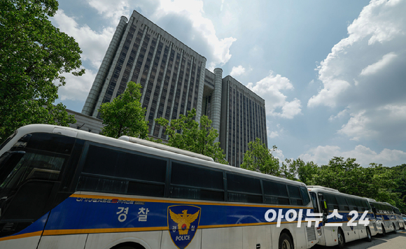 윤석열 전 대통령의 구속 여부를 가를 구속영장실질 심사가 열리는 9일 서울 서초구 서울중앙지방법원이 경찰 차 벽 등으로 경계가 삼엄한 모습을 보이고 있다. [사진=사진공동취재단]