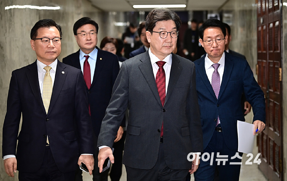 권성동 국민의힘 원내대표와 지도부가 7일 오전 서울 여의도 국회에서 열린 원내대책회의에 참석하고 있다. [사진=곽영래 기자]