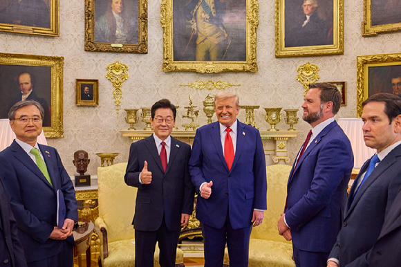 이재명 대통령이 25일(현지시간) 미국 워싱턴DC 백악관에서 열린 한미 정상회담에서 도널드 트럼프 미국 대통령과 엄지손가락을 들어보이며 미소짓고 있다. 2025.8.26 [사진=연합뉴스]