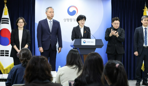 원민경 성평등가족부 장관이 16일 서울 종로구 정부서울청사에서 임신중지 약물 도입 방안 브리핑을 하고 있다. 2026.9.16 [사진=연합뉴스]