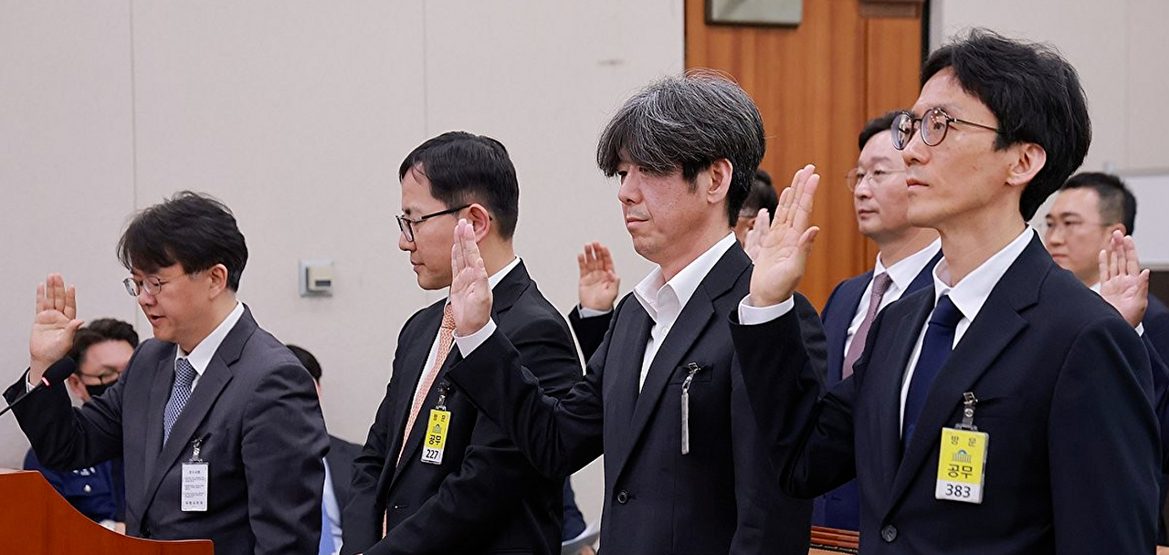 정성호 법무부 장관과 구자현 검찰총장 직무대행(오른쪽)이 지난 14일 서울 종로구 정부서울청사에서 열린 공명선거 관계장관회의에서 악수하고 있다. 2026.4.14 [사진=연합뉴스]