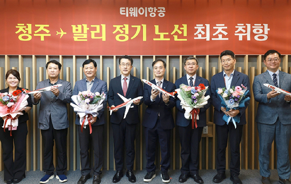 지난 25일 청주국제공항에서는 티웨이항공 임직원과 청주국제공항 관계자가 함께한 가운데 운항 기념행사가 열렸다. [사진=티웨이항공]