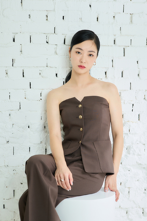 배우 전여빈이 영화 '거미집'(감독 김지운) 인터뷰에 앞서 포즈를 취하고 있다. [사진=바른손이앤에이]