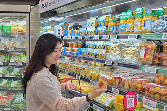 롯데마트 제타플렉스 서울역점 간편과일 매대에서 조각 과일을 소개하는 모델의 모습. [사진=롯데마트]