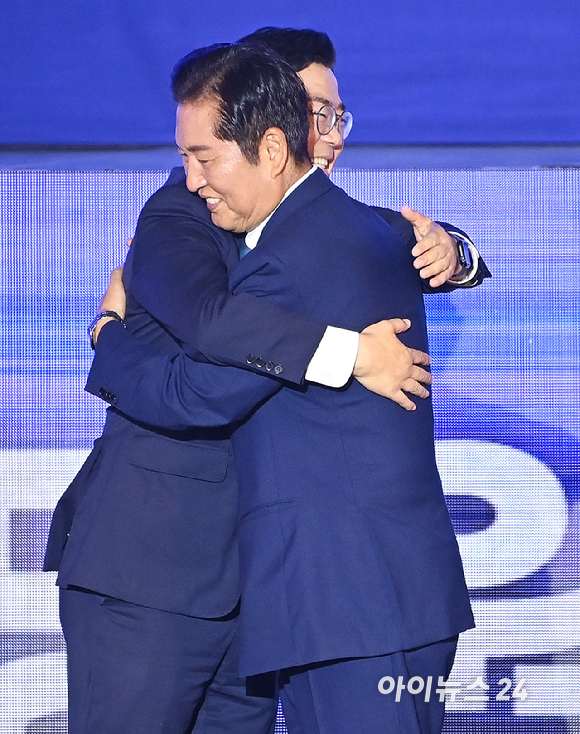 정청래 더불어민주당 신임 대표가 2일 경기 고양시 킨텍스에서 열린 제2차 임시전국당원대회에서 박찬대 후보와 포옹하고 있다. [사진=곽영래 기자]