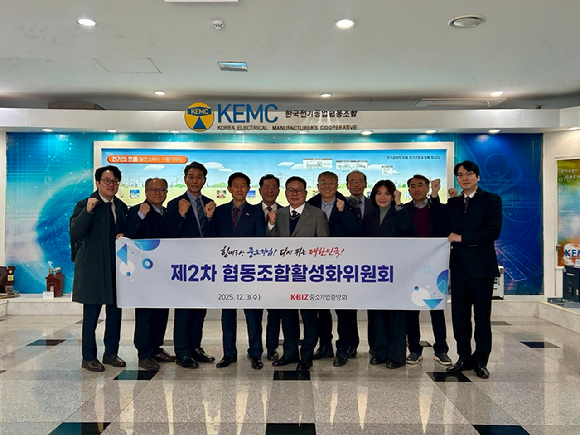 (왼쪽 4번째부터) 채정묵 협동조합활성화위원장, 최강진 대한엘리베이터사업협동조합 이사장, 문희봉 한국전기공업협동조합 이사장 [사진=중소기업중앙회]