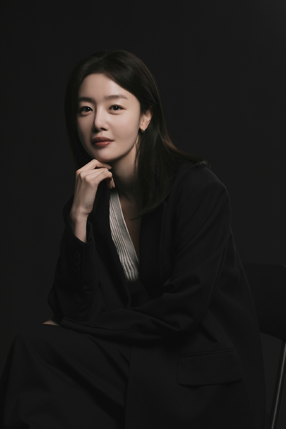 배우 한선화가 영화 '교생실습' 인터뷰에 앞서 포즈를 취하고 있다. [사진=고스트스튜디오]