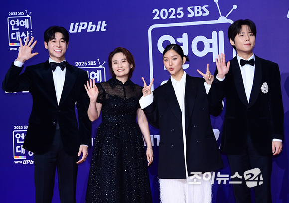 '우리들의 발라드' 대니구-박경림-미미-정승환이 30일 오후 서울 마포구 상암동 SBS 프리즘타워에서 열린&nbsp;2025 SBS 연예대상&nbsp;레드카펫 행사에 참석하고 있다. [사진=정소희 기자]