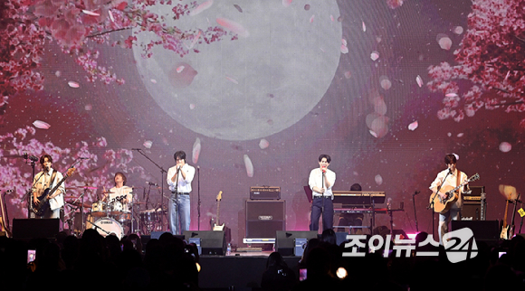 밴드 엔플라잉 이승협이 21일 오후 서울 송파구 잠실학생체육관에서 열린 '2026 JOY콘서트 - 보이스 오브 스프링(Voice of spring)'에서 멋진 무대를 선보이고 있다. [사진=정소희 기자]