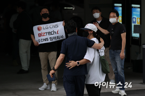 미국 이민당국에 의해 체포&middot;구금됐다 풀려난 한국인 316명이 탑승한 전세기가 인천국제공항 2터미널에 도착한 12일 오후 한국인 근로자들이 기다리던 가족들과 인사를 나누고 있다. [사진=정소희 기자]