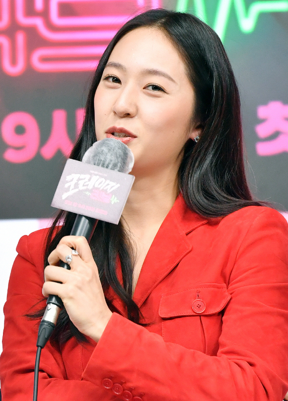 배우 정수정이 7일 온라인으로 진행된 KBS 2TV 새 월화드라마 '크레이지 러브' 제작발표회에 참석해 질문에 답하고 있다. [사진=KBS]