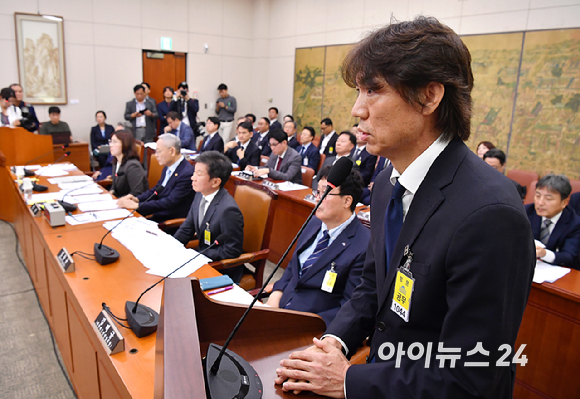 홍명보 대한민국 축구대표팀 감독이 24일 서울 여의도 국회에서 열린 문화체육관광위원회의 대한축구협회 등에 대한 현안질의에서 의원 질의에 답하고 있다. [사진=곽영래 기자]