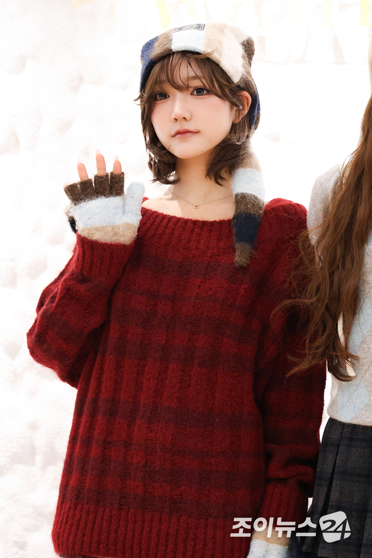 그룹 키키 지유가 29일 오전 서울 성동구 성수동 락피쉬웨더웨어 성수점에서 진행된 락피쉬웨더웨어 '26 윈터 프레젠테이션' 기념 포토월 행사에 참석해 포즈를 취하고 있다. [사진=문수지 기자]