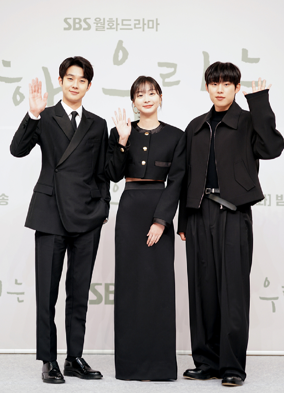 배우 최우식, 김다미, 김성철이 1일 온라인으로 진행된 SBS 새 월화드라마 '그 해 우리는' 제작발표회에 참석해 포즈를 취하고 있다. [사진=SBS]