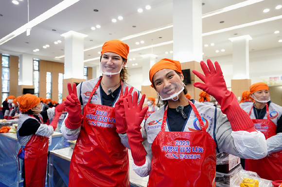 한국도로공사 부키리치와 타나차가 지난 5일 열린 '2023 사랑의 김장 나눔' 행사에 참여해 김장 김치를 담그고 있다. [사진=한국도로공사 배구단]