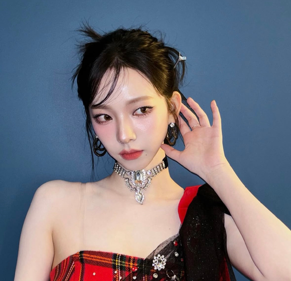 그룹 에스파의 카리나의 빨간 점퍼가 논란이 된 가운데, 가수 JK김동욱이 이를 옹호하는 듯한 글을 적었다. 사진은 에스파 카리나. [사진=카리나 인스타그램]