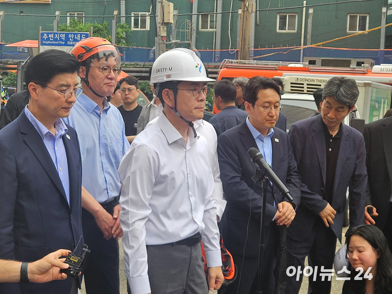 지난 26일 정원오 더불어민주당 서울시장 후보가 서울 서대문구 서소문 고가 차도 철거공사 붕괴사고 현장을 찾아 질문에 답하고 있다. [사진=홍성효 기자]