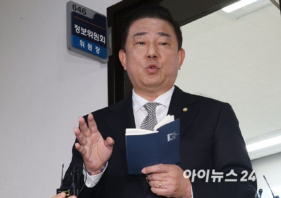 국회 정보위원회 간사인 김병기 더불어민주당 의원이 6일 오후 서울 여의도 국회 정보위원회 위원장실 앞에서 홍장원 국가정보원 1차장이 윤석열 대통령의 정치인 체포 지시와 관련해 브리핑을 하고 있다. [사진=곽영래 기자]