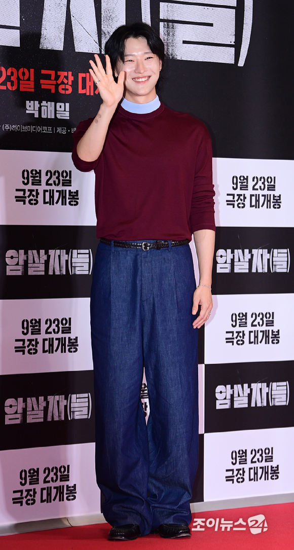 가수 우즈(조승연)가 21일 서울 송파구 롯데시네마 월드타워에서 열린 영화 '암살자(들)'(감독 허진호) VIP 시사회에 참석하고 있다. [사진=정소희 기자]