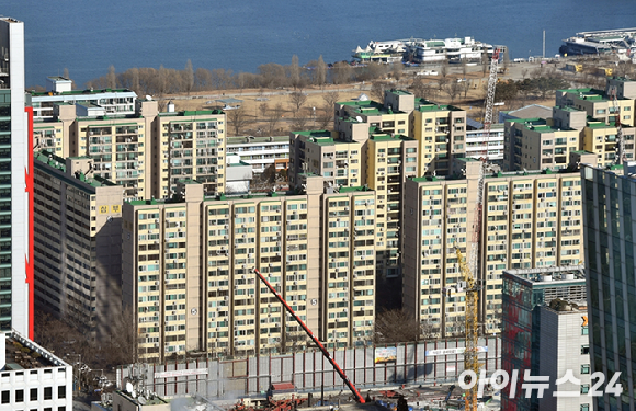 하반기 집값이 내려갈 것이라고 예측하는 이들이 앞서 진행된 설문조사와 달리 크게 줄어든 것으로 나타났다. 사진은 서울 도심 노후 아파트 단지 전경. [사진=정소희 기자]