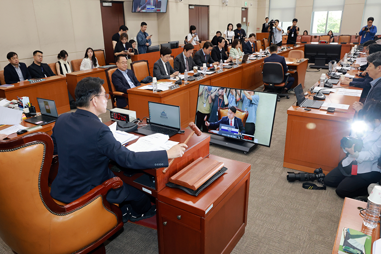 18일 국회에서 열린 제9회 전국동시지방선거 투표용지 부족 사태 등 국민 참정권 침해 진상규명 및 선거관리 개혁을 위한 국정조사 특별위원회 제1차 전체회의에서 위원장인 국민의힘 윤상현 의원이 국정조사계획서 채택의 건을 상정하고 있다. 2026.6.18 [사진=연합뉴스]