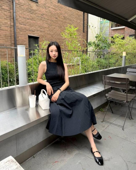 손연재, 민소매+롱스커트+메리제인...올블랙으로 완성한 우아한 여름룩
