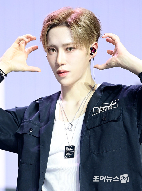 그룹 알파드라이브원 아르노가 12일 오후 서울 용산구 블루스퀘어 SOL트래블홀에서 열린 알파드라이브원(ALPHA DRIVE ONE) 첫 번째 데뷔 미니 1집 'EUPHORIA'(유포리아) 발매 기념 쇼케이스에 참석하고 있다. [사진=정소희 기자]