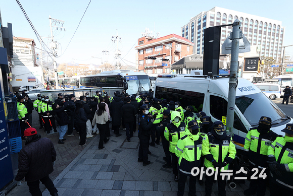 윤석열 대통령에 대한 탄핵심판 4차 변론이 열린 23일 오후 서울 종로구 헌법재판소 인근 도로에 차량통행이 제한되고 있다. [사진=사진공동취재단]