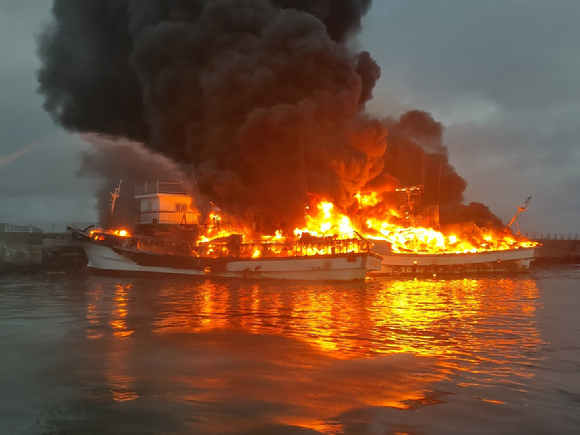 지난 4일 오전 제주 서귀포시 성산항에서 정박 중인 어선에서 화재가 발생해 소방 및 해경이 진화에 나서고 있다. [사진=뉴시스]