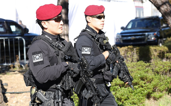 트럼프 미국 대통령이 머물 것으로 알려진 경북 경주시 한 숙소에서 경찰특공대가 순찰을 하고 있다. 2025.10.28 [사진=연합뉴스]