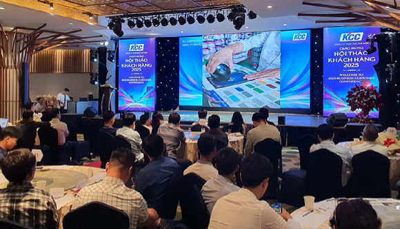 KCC가 베트남 하노이에서 도료 관련 업계 관계자들이 참석한 가운데 대규모 세미나를 진행하고 있다. [사진=KCC]