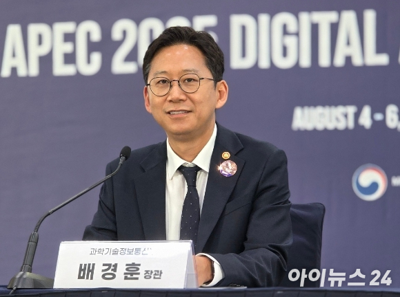 4일 인천 송도 컨벤시아에서 APEC 2025 디지털·AI 장관회의가 개최된 가운데 배경훈 과학기술정보통신부 장관이 브리핑을 열고 장관회의 성과를 발표하고 있다. [사진=안세준 기자]
