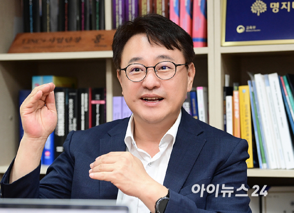 홍상진 명지대학교 반도체공학부 교수(반도체특성화대학사업단장)가 지난 6월 30일 경기도 용인시 명지대학교 자연캠퍼스에서 아이뉴스24와 인터뷰를 앞두고 포즈를 취하고 있다. [사진=정소희 기자]
