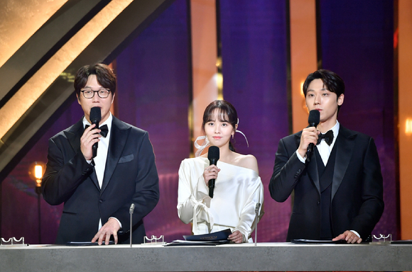 가수 성시경, 배우 김소현, 이도현(왼쪽부터)이 31일 오후 여의도 KBS에서 열린 '2021 KBS 연기대상'에서 진행을 하고 있다. [사진=KBS]