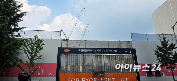서울 영등포구 당산동5가 '유원제일2차' 단지 전경. 옆에 당산역1차SKV1타워가 공사 중이다. [사진=이수현 기자]