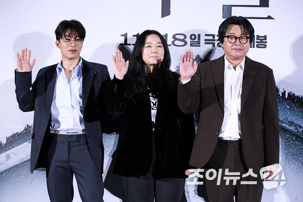 배우 구교환, 홍의정 감독, 배우 김윤석이 30일 오전 서울 용산구 CGV 용산아이파크몰점에서 진행된 영화 '폭설'(감독 홍의정, 박선우) 제작보고회에 참석해 포즈를 취하고 있다. [사진=문수지 기자]