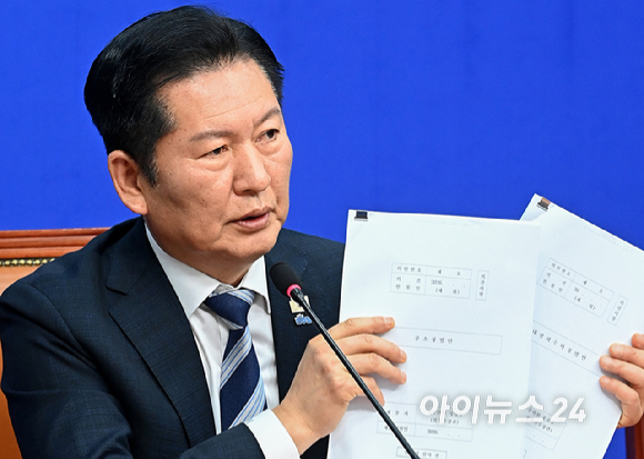 정청래 더불어민주당 대표가 17일 서울 여의도 국회에서 열린 검찰개혁 관련 당 대표 긴급 기자회견에서 발언하고 있다. [사진=곽영래 기자]