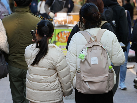 서울 명동거리에서 두꺼운 옷차림을 한 시민들이 길을 걷고 있다. [사진=연합뉴스]