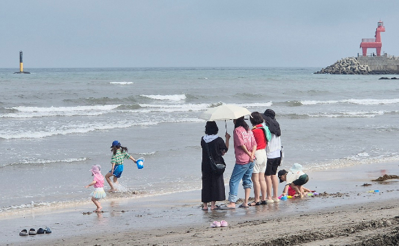 제주시 이호테우해수욕장에서 도민과 관광객들이 물놀이하거나 백사장을 거닐며 여름 바다를 만끽하고 있다. [사진=연합뉴스]