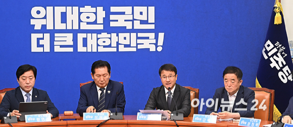 한병도 더불어민주당 원내대표가 15일 서울 여의도 국회에서 열린 최고위원회의에서 발언하고 있다. [사진=곽영래 기자]