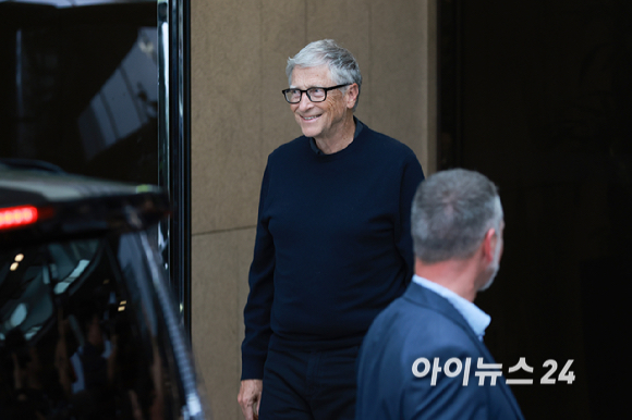 마이크로소프트(MS) 창업자인 빌 게이츠 '빌 앤 멜린다 게이츠 재단' 공동이사장이 20일 오후 서울김포비즈니스항공센터(SGBAC)를 통해 입국하고 있다. [사진=곽영래 기자]