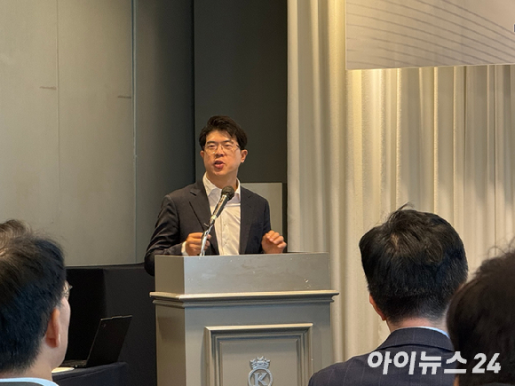 30일 서울 여의도에서 열린 '의무공개매수제도 재논의 촉구 기자회견'에서 운용사 대표들이 기념 사진을 찍고 있다 [사진=윤희성 기자]