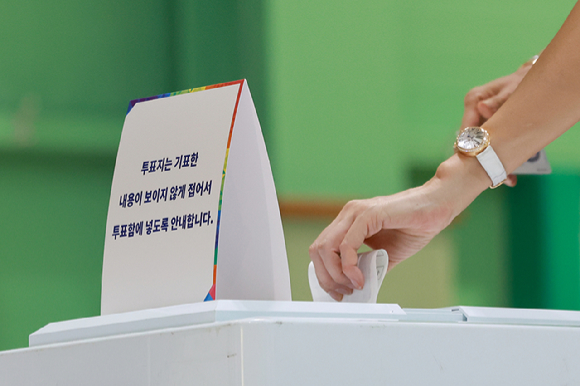 제21대 대통령 선거일인 지난 3일 서울 강남구 매봉산실내배드민턴장에 마련된 도곡1동제5투표소에서 유권자가 투표하고 있다. [사진=연합뉴스]