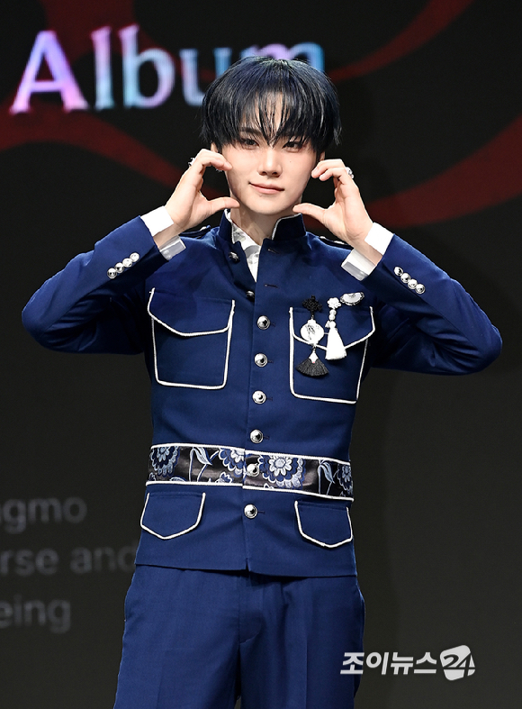 그룹 앰퍼샌드원(AMPERS&ONE) 윤시윤이 8일 서울 용산구 노들섬 라이브하우스에서 열린 미니 4집 '데피니션'(DEFINITION) 발매 기념 쇼케이스에서 포토타임을 갖고 있다. [사진=곽영래 기자]