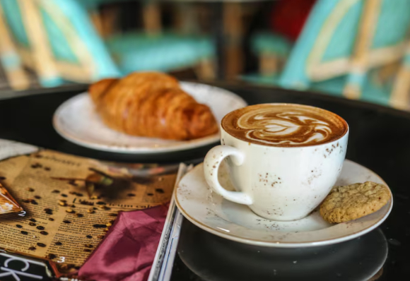 점심시간 붐비는 카페에서 자녀의 '자립심 교육'을 이유로 소란을 벌인 단체 손님 때문에 아르바이트생이 곤욕을 치렀다는 사연이 알려졌다. 사진은 본 기사 내용과 무관. [사진=Freepik]