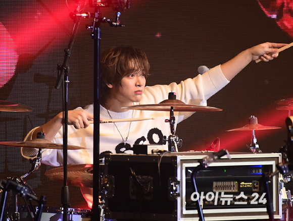 21일 서울 송파구 서울특별시교육청 학생체육관에서 '2026 JOY콘서트 - 보이스 오브 스프링(Voice of spring)'이 열렸다. 밴드 엔플라잉, 소란, 에이엠피가 멋진 무대를 선보이고 있다. [사진=정소희 기자]