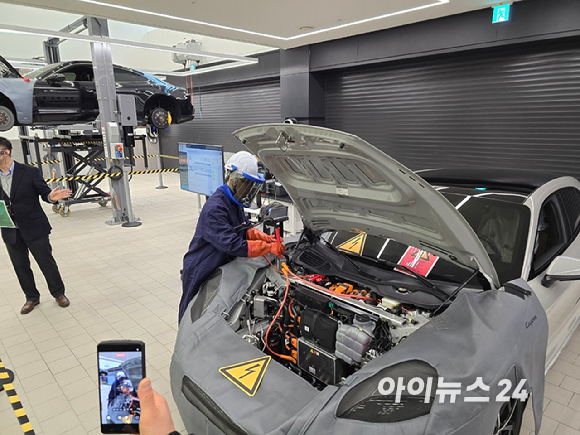 (가운데) 마티아스 부세 포르쉐코리아 대표가 12일 서울 '포르쉐 서비스 센터 성수'에서 열린 기자간담회에서 기자들의 질문에 답하고 있다. [사진=김종성 기자]