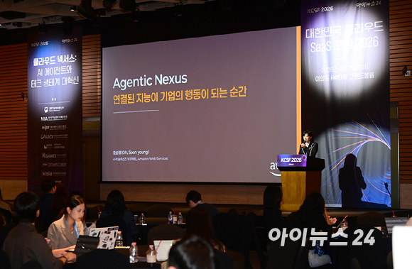 클라우드 기술과 소프트웨어 산업의 변화 흐름을 조망하는 '대한민국 클라우드/SaaS 포럼 2026'이 29일 서울 영등포구 여의도 FKI타워에서 열렸다. 오순영 아마존웹서비스 수석 솔루션즈 아키텍트가 'Agentic Nexus: 연결된 지능이 기업의 행동이 되는 순간'을 주제로 강연을 하고 있다. [사진=정소희 기자]